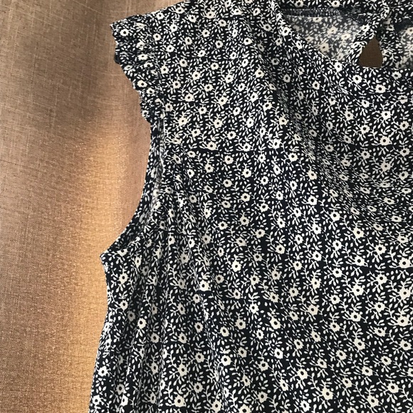 NWT. Adriana Papell. Pretty blue top - Picture 8 of 8